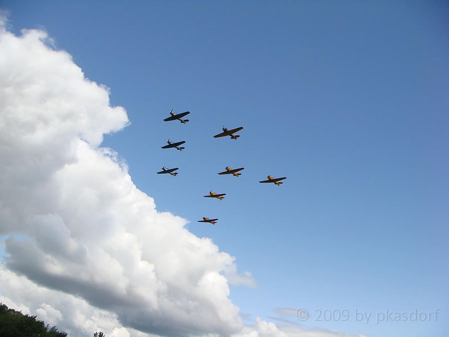 Willow Run Airshow [2009 July 18] 003.JPG - Scenes from the Thunder Over Michigan Air Show at Willow Run Airport